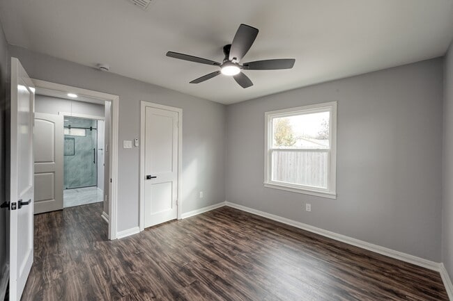 Building Photo - 513 Barkley St