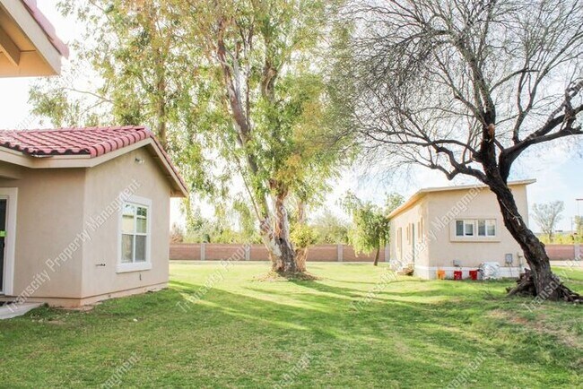 Building Photo - Spacious Custom Home Near Lindsay and McKe...
