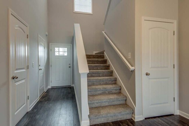 Building Photo - Spacious 4 Bedroom Home with Open Floor Plan - Free Rent!