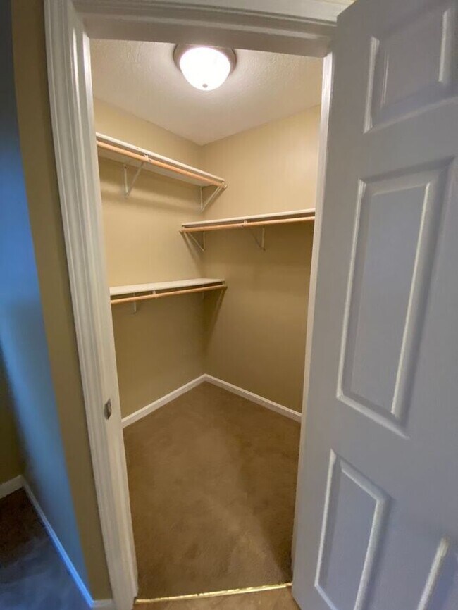 Building Photo - Open Concept 4 Bedroom Home & PETS WELCOME!!!