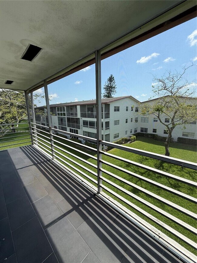 Building Photo - 165 Fanshaw Way