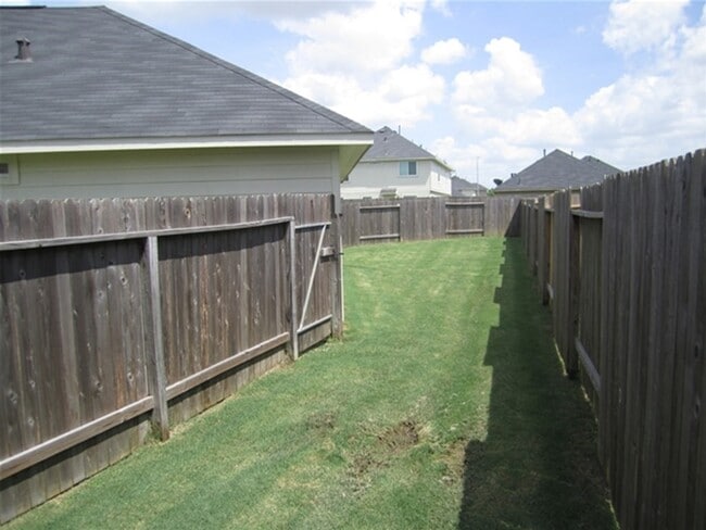 Building Photo - 2402 Hiacintas Way