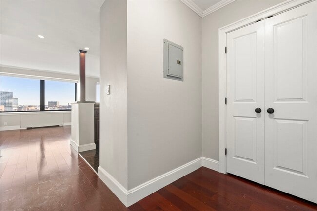 Building Photo - 85 E India Row