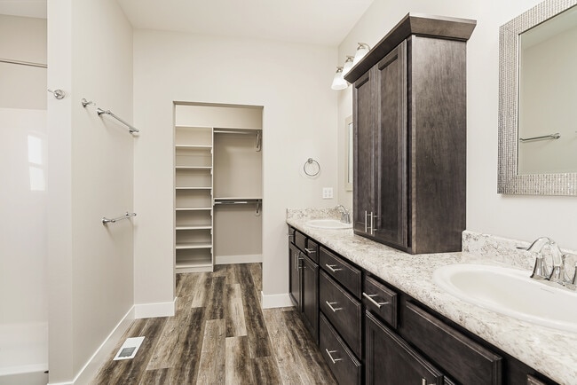Building Photo - 913 Mission Oaks Dr