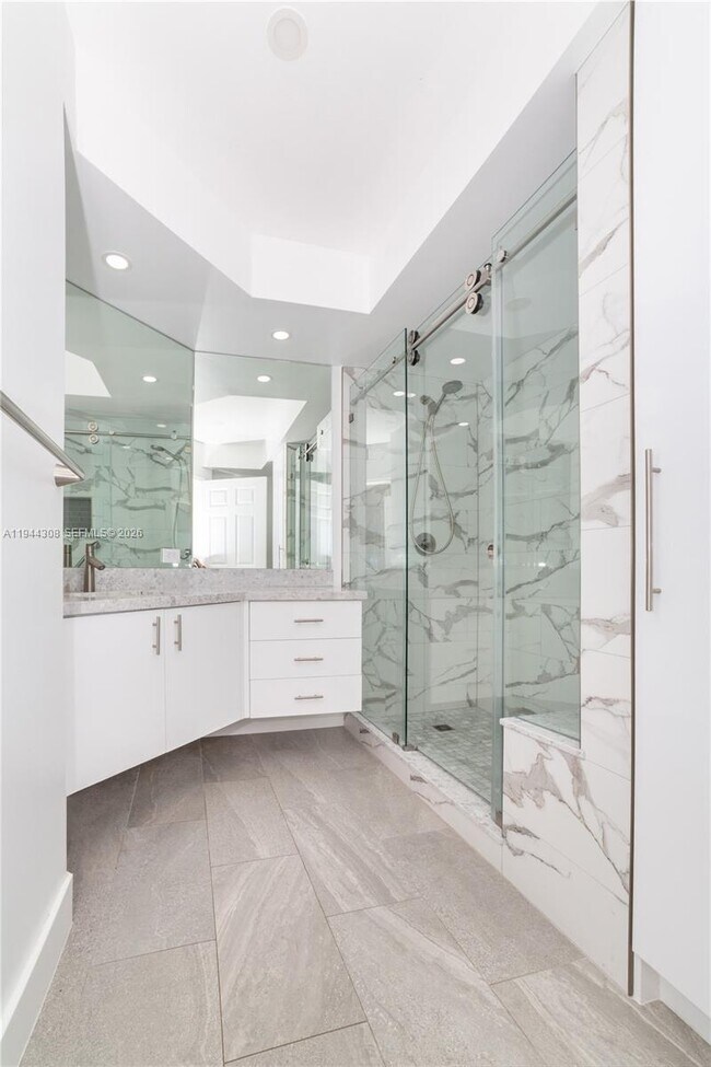 Building Photo - 17150 N Bay Rd