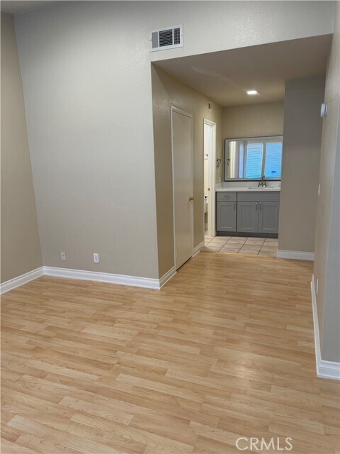 Building Photo - 8167 Vineyard Ave