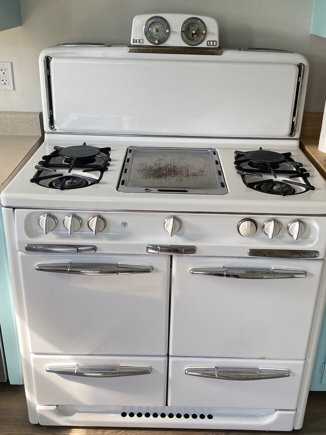 Vintage stove - 228 W Walnut Ave