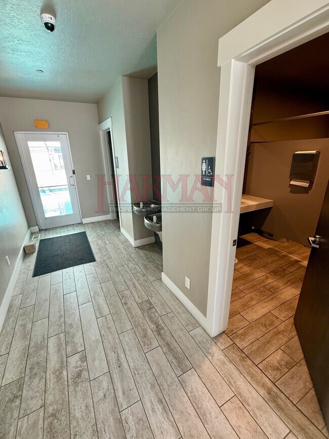 Building Photo - 1063 S