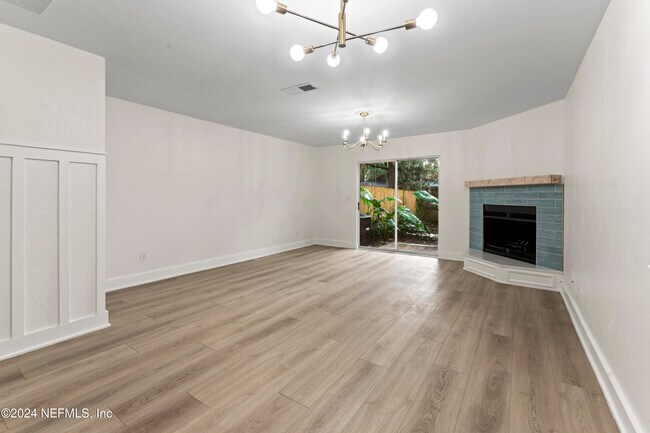 Building Photo - 798 Main St