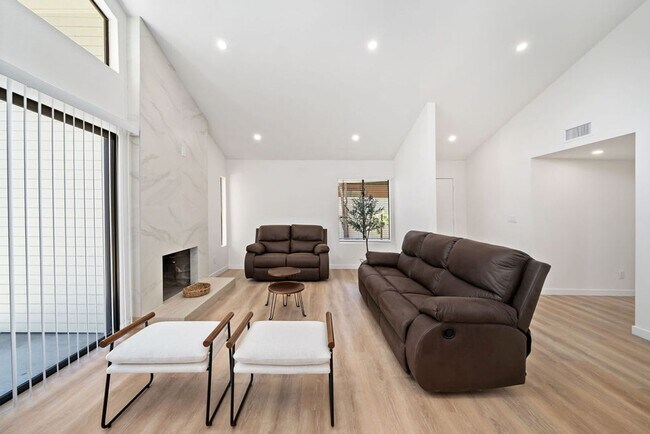 Building Photo - Fully remodeled luxury 3 bedroom 2 bathroom home with 2 car garage