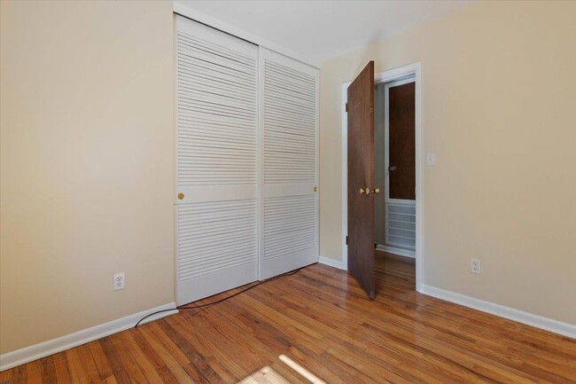 Building Photo - 1807 Ivan Dr