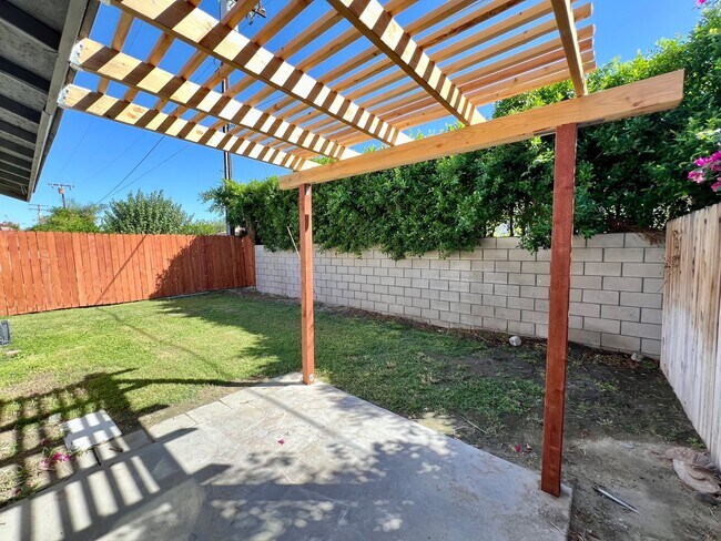 Building Photo - AVAILBLE NOW !!  3-bedroom 2 bath Duplex i...