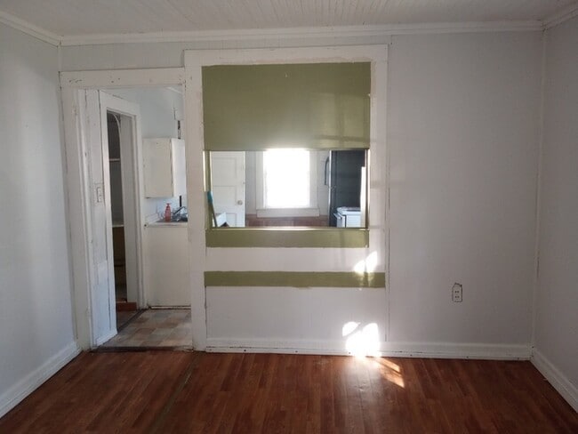 Building Photo - 2 Bedroom 1 Bathroom