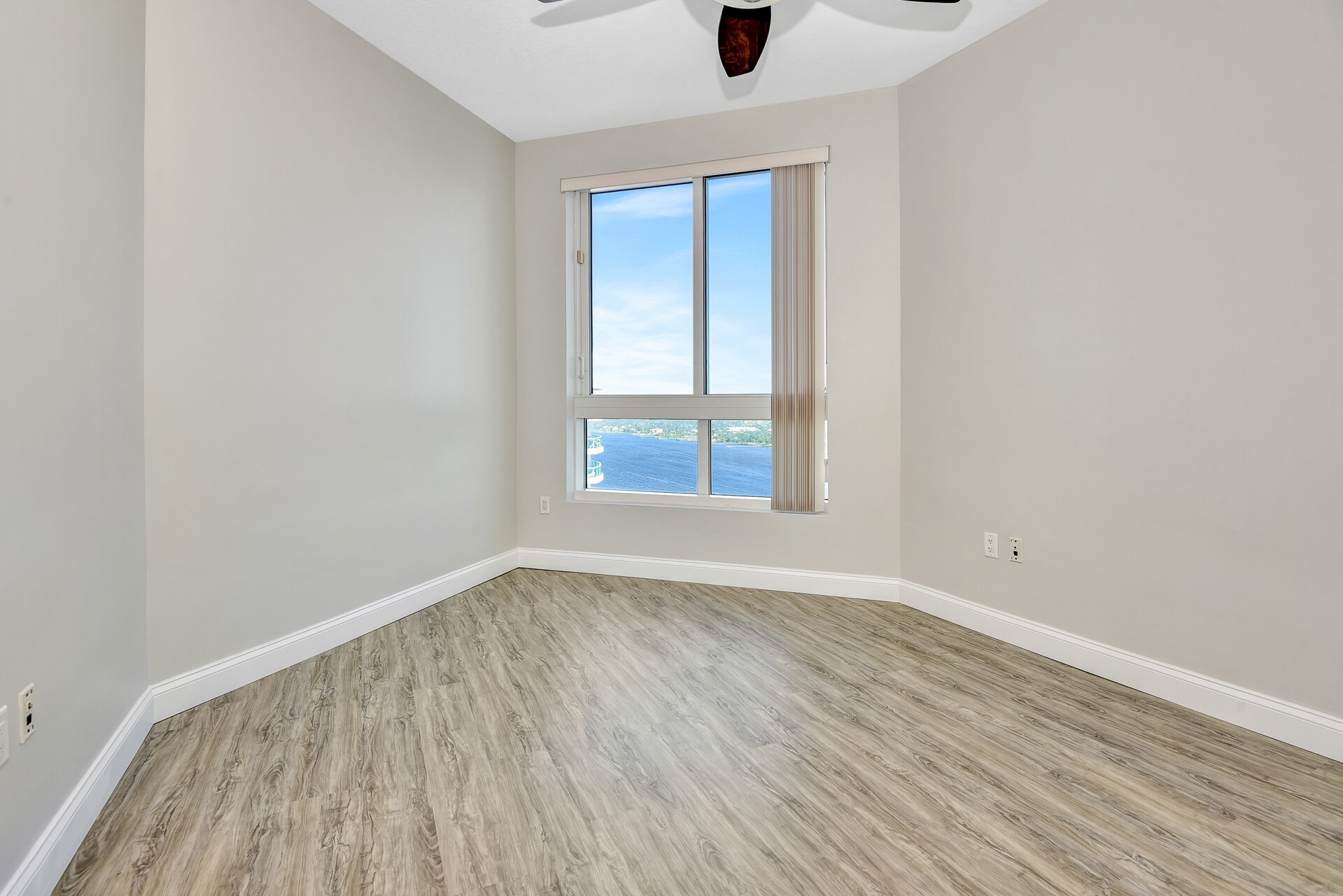 Building Photo - 231 Riverside Dr