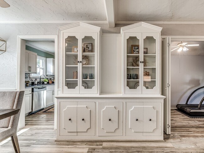 Building Photo - Super Sweet Home - All Appliances Included! 5 Minutes from Lake Hefner