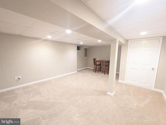 Building Photo - 988 Beechwood Pl