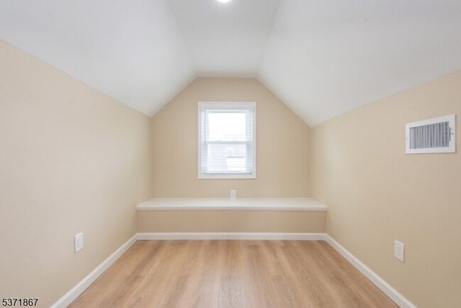 Building Photo - 50 Walnut Crescent