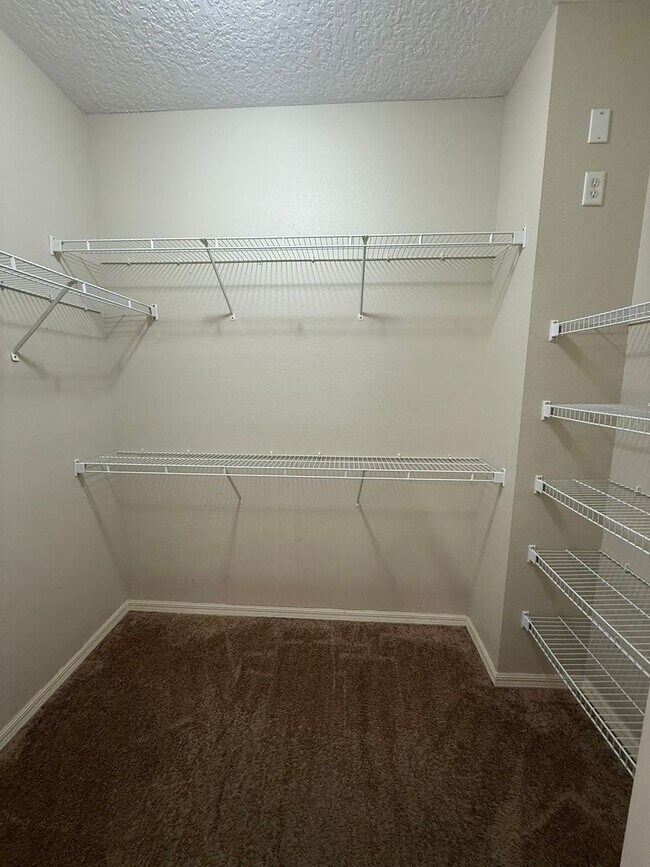 Building Photo - Chickasaw Place 3 Bedroom +Office or 4th B...