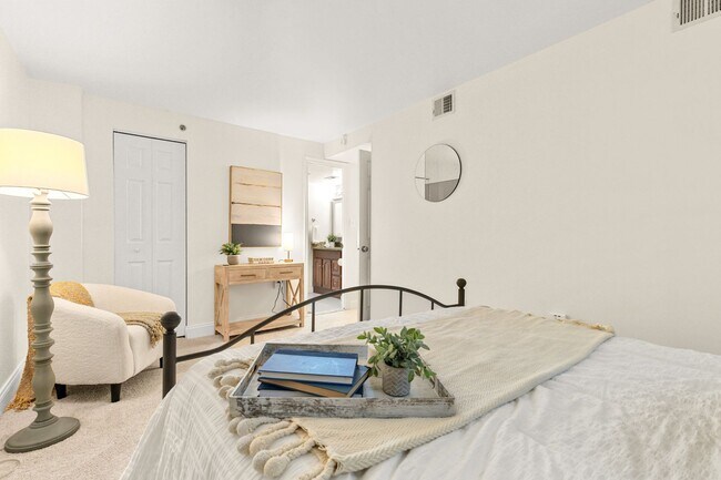 Building Photo - Spacious & Conveniently Located 2br/2ba on U St Corridor!