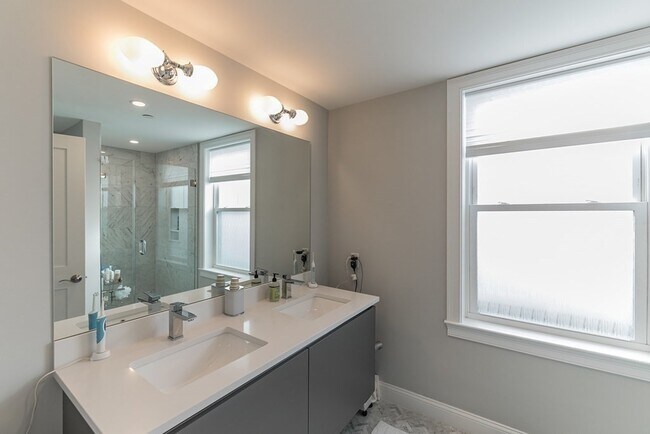 Building Photo - 54 Pleasant St