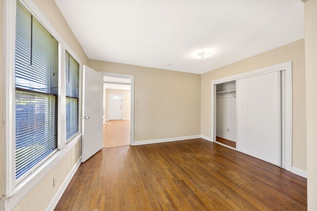 Building Photo - 313 La Manda Blvd