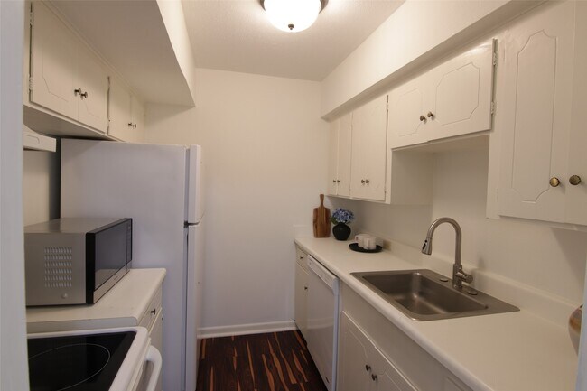 Building Photo - 2101 Fountain View Dr