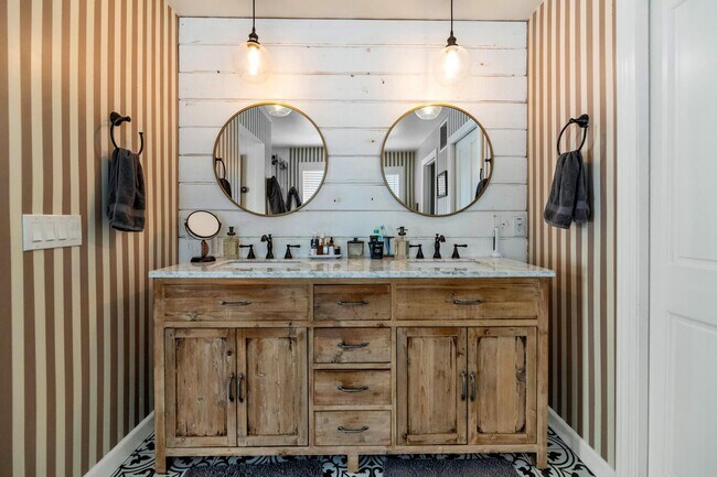 Building Photo - 1021 W Encanto Blvd