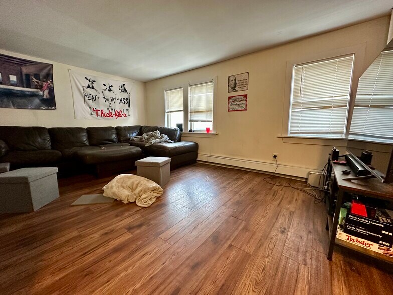 Building Photo - 74 Ashford St