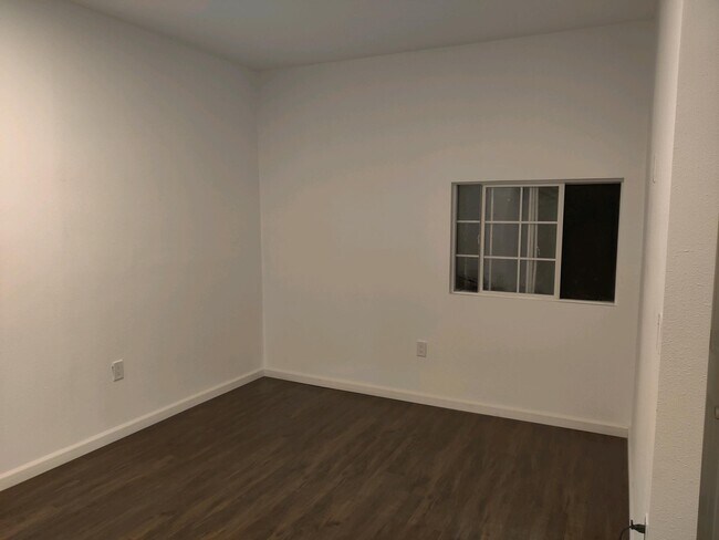 Building Photo - 1114 S Oak St