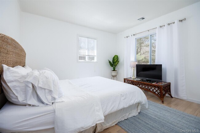 Building Photo - 371 S River Rd