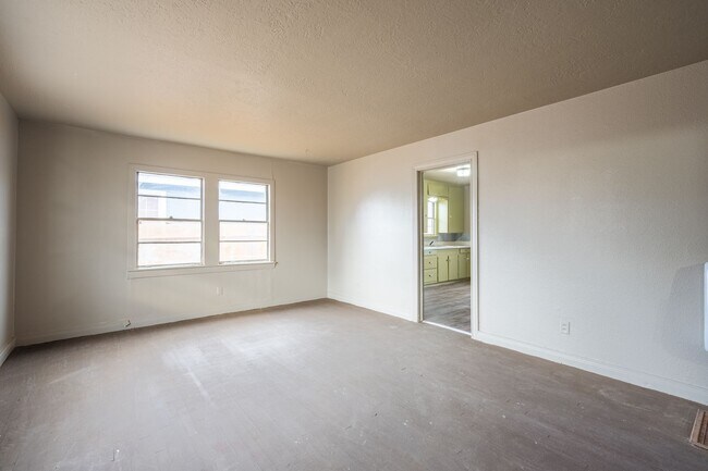 Building Photo - 927 S Bryan St