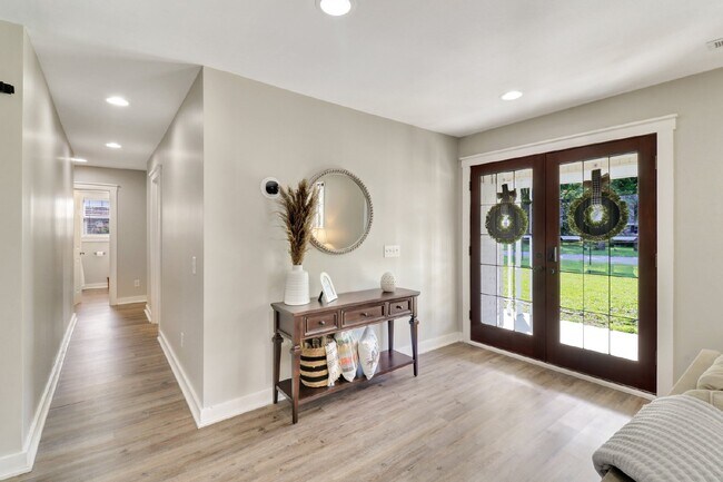 Building Photo - Charming 3-Bedroom Home with Granite Count...