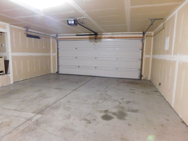 Building Photo - TWO WEEKS FREE RENT!