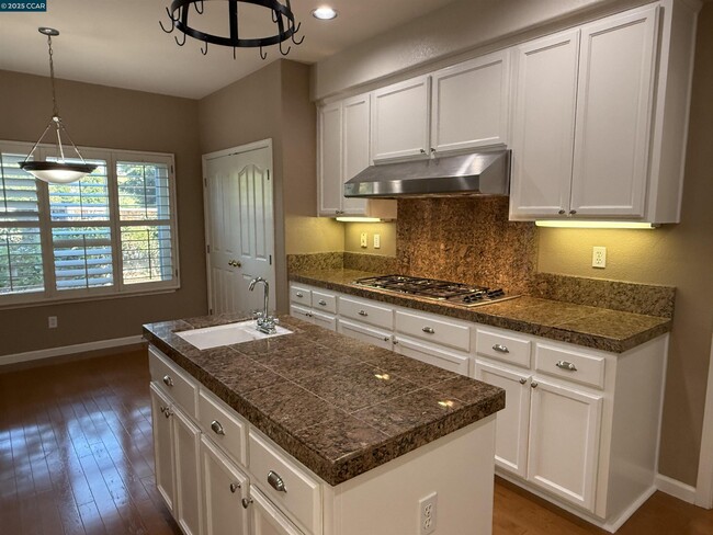 Building Photo - 600 Bourne Ct