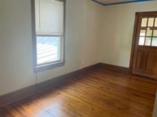 Building Photo - 209 Roxbury St