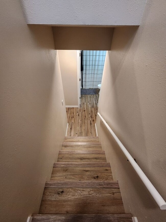 Building Photo - Immaculate 3 bedroom 2 bath split level ho...