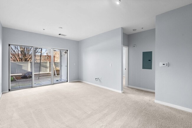 Building Photo - 1 Bed and Den 1 Bath - Silver Spring Condo - Garage Parking Space