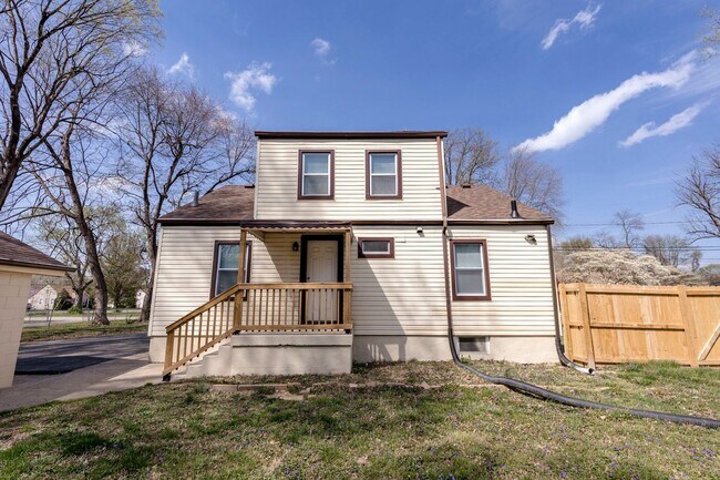 Building Photo - 2220 Auburn Dr