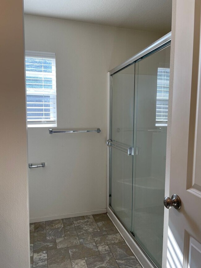 Building Photo - BEAUTIFUL 3 Bedroom 2.5 Bath Home! High Ce...