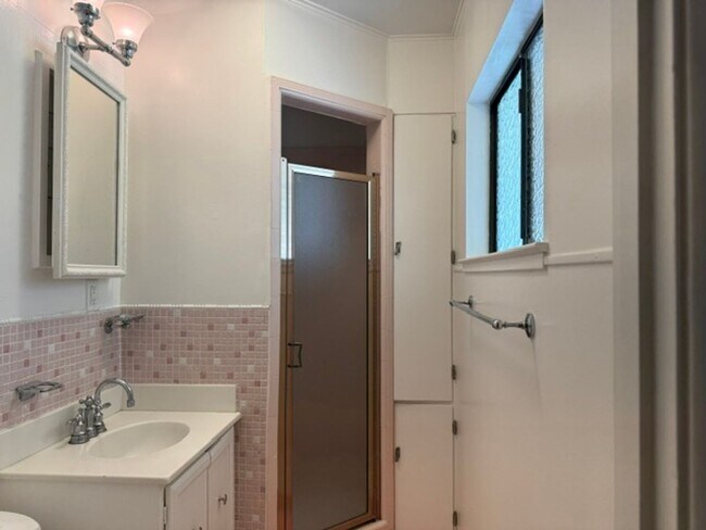 Building Photo - Fabulous single level Lafayette home nestled at the end of a tree-lined drive.