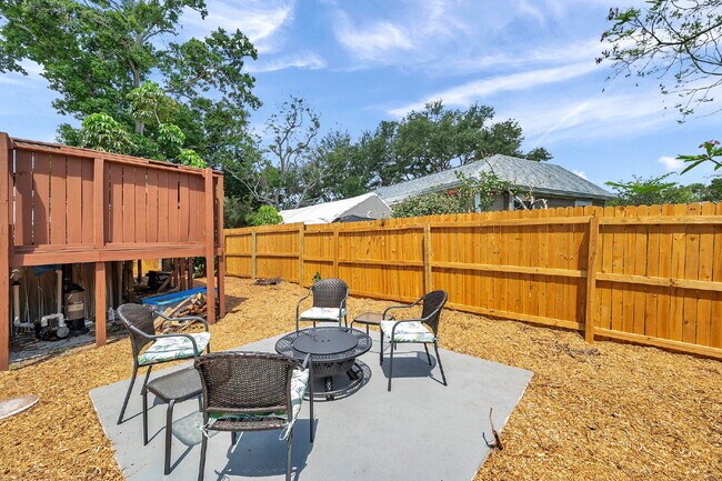 Building Photo - Fully Furnished Pool Home | Flexible Lease...