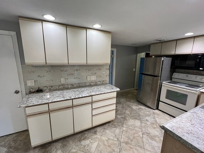 Building Photo - Single Family Home for Rent in Longmeadow!