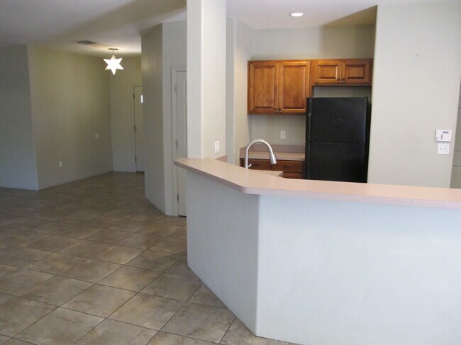 Building Photo - 1305 E Linden St