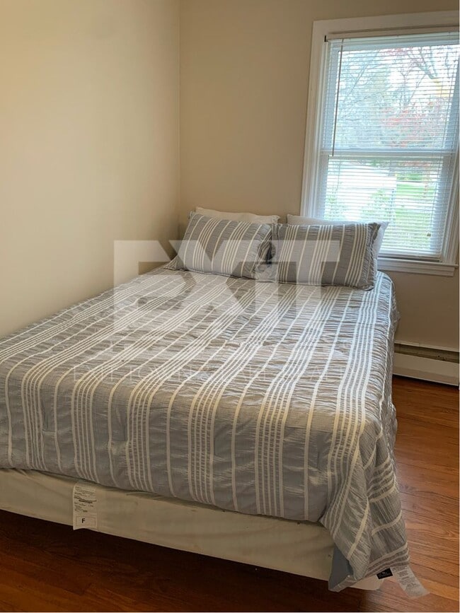 Building Photo - Fully Furnished 3 Bedroom/2 Bathroom Home ...