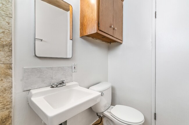 Building Photo - 826 S Grand View St