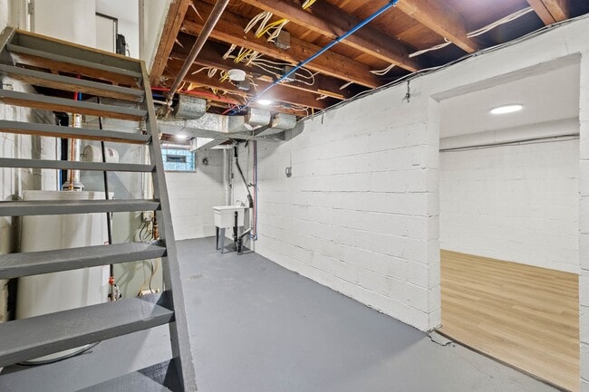 Building Photo - AVAILABLE OCT 1ST!! GORGEOUS 2 BEDROOM HOU...