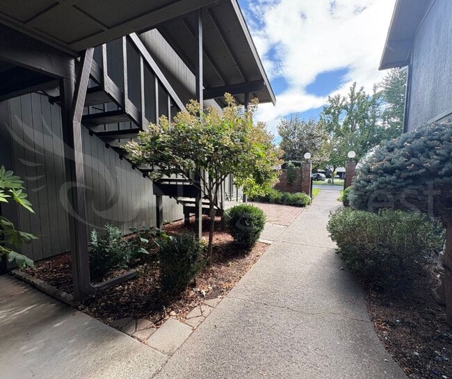 Building Photo - *2nd Month Rent Free* 3 Bedroom Townhome Near Country Club Golf Course