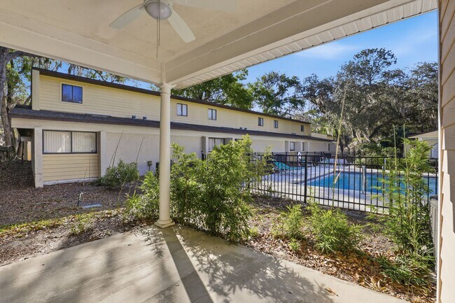 Building Photo - Conveniently located condo in Grantwood