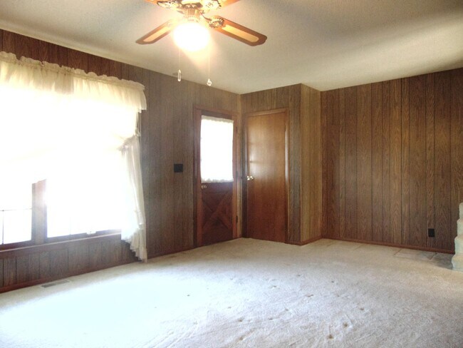 Building Photo - Fayette Family Farm House!