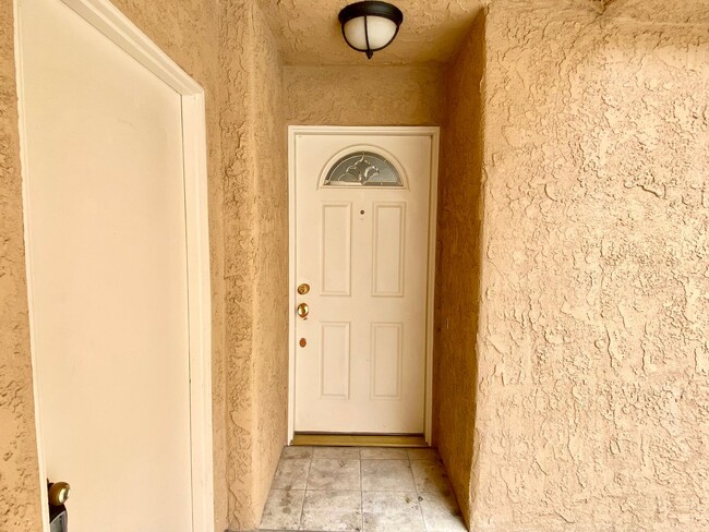 Building Photo - Charming 3-bedroom 2.5-bathroom Agoura Hil...